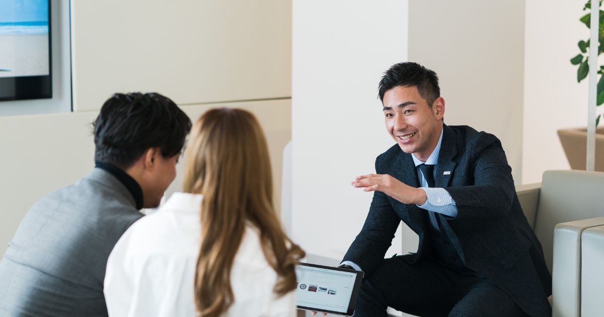 688b5950b53ef7d16e313a87_Salesperson meeting with customer