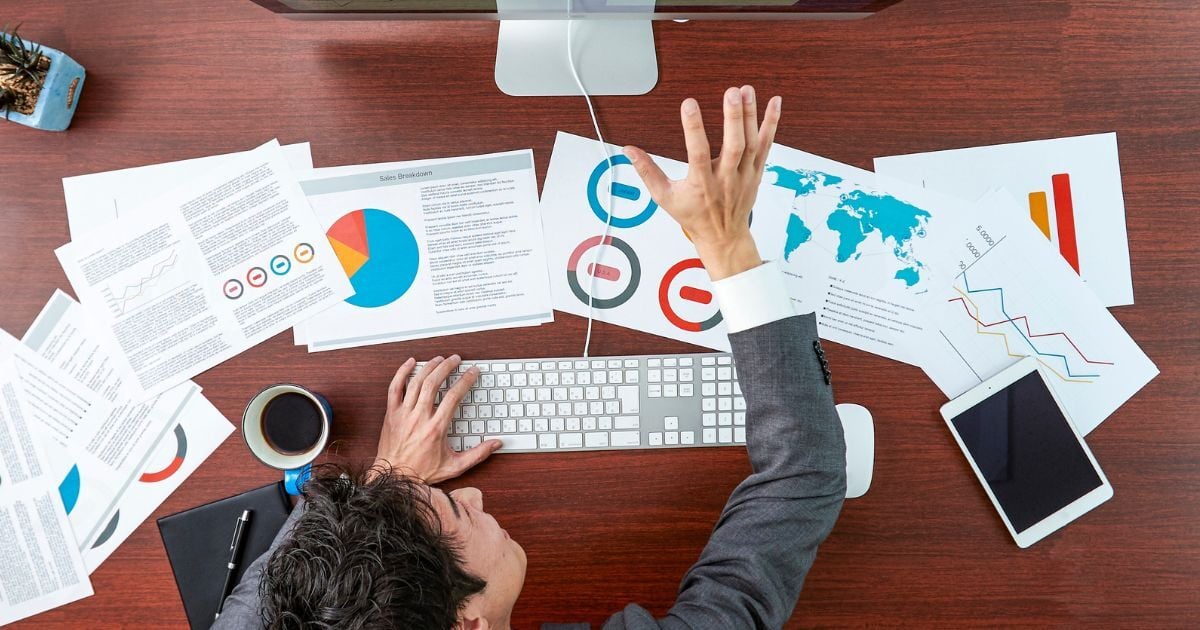 688b697479e932cadc773b64_Sales rep using data  2